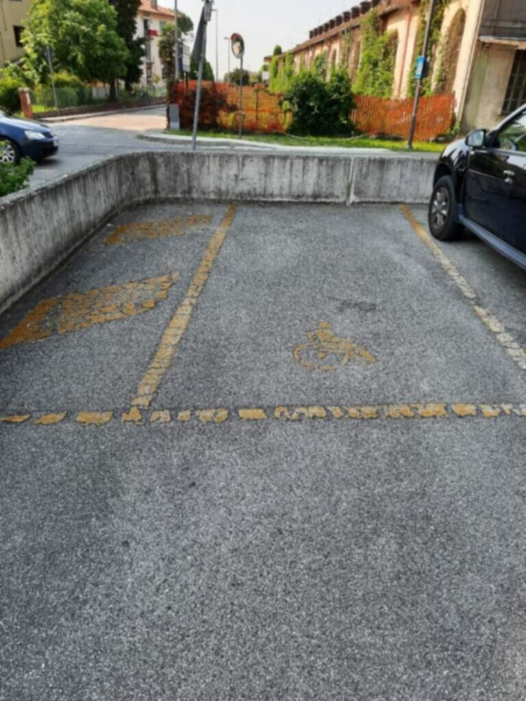 PARCHEGGIO DISABILI PUBBLICO