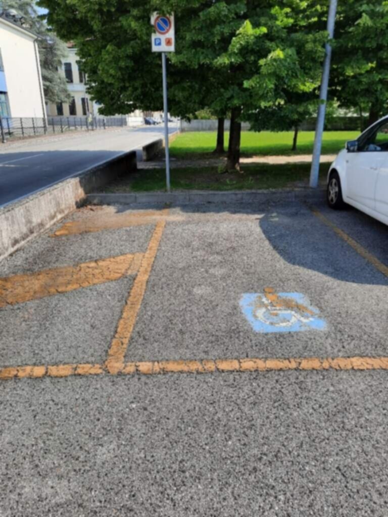 PARCHEGGIO DISABILI PUBBLICO