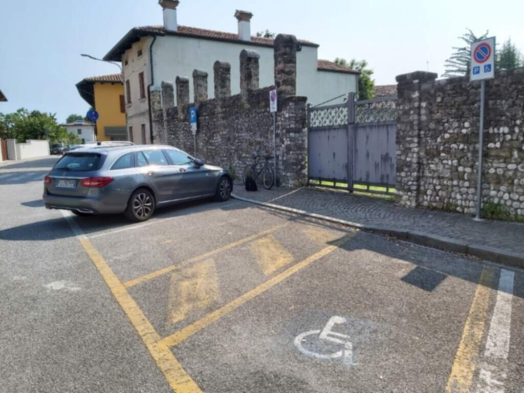 PARCHEGGIO DISABILI PUBBLICO Via Lungoroggia