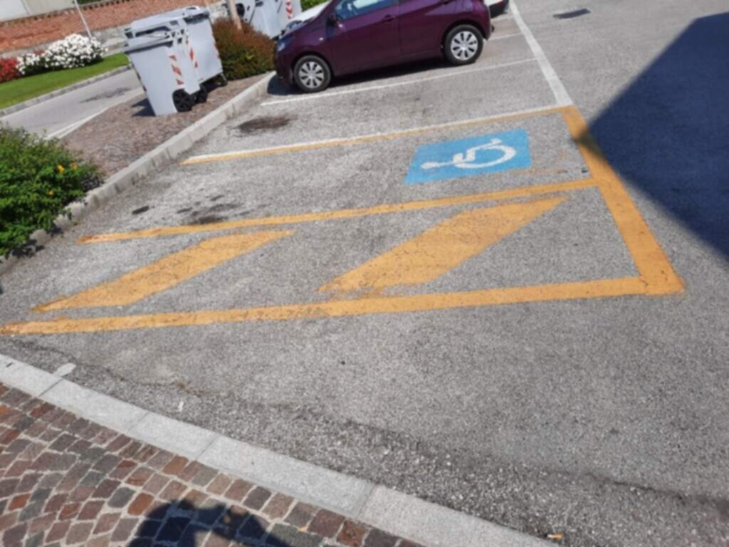 PARCHEGGIO DISABILI PUBBLICO