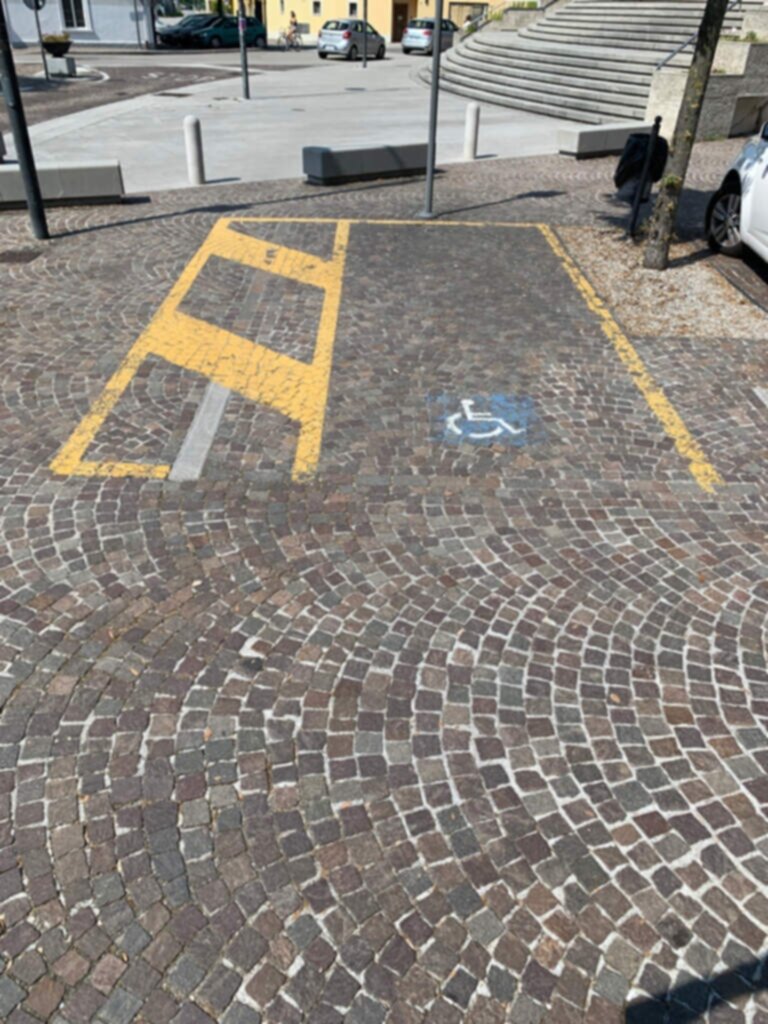 PARCHEGGIO DISABILI PUBBLICO