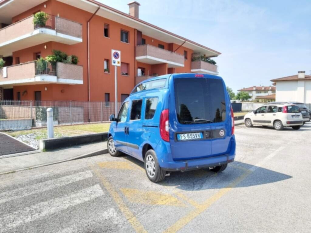 PARCHEGGIO DISABILI PUBBLICO Via Alessandro Manzoni