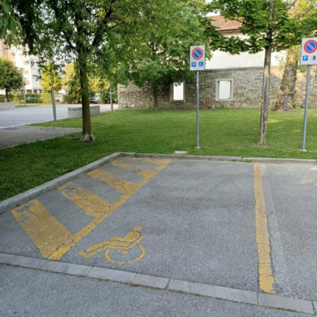 PARCHEGGIO DISABILI PUBBLICO