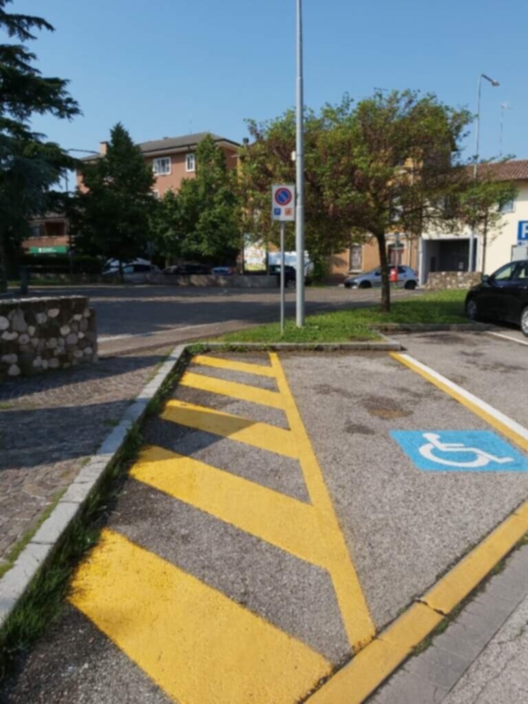 PARCHEGGIO DISABILI PUBBLICO