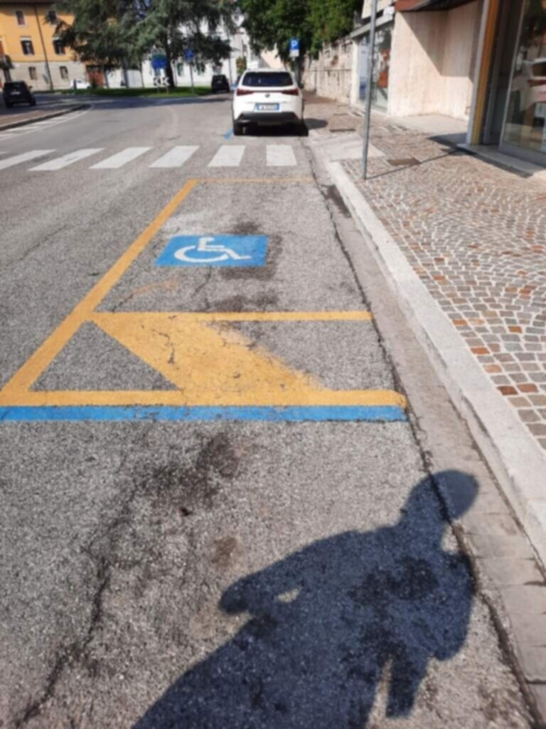 PARCHEGGIO DISABILI PUBBLICO VIA CIRO DI PERS