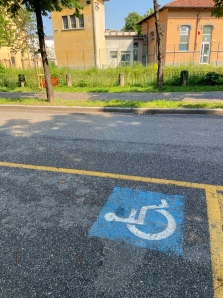 PARCHEGGIO DISABILI PUBBLICO