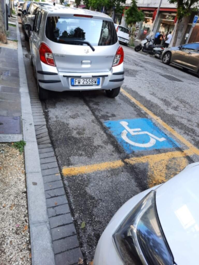 PARCHEGGIO DISABILI PUBBLICO VIA ROMA