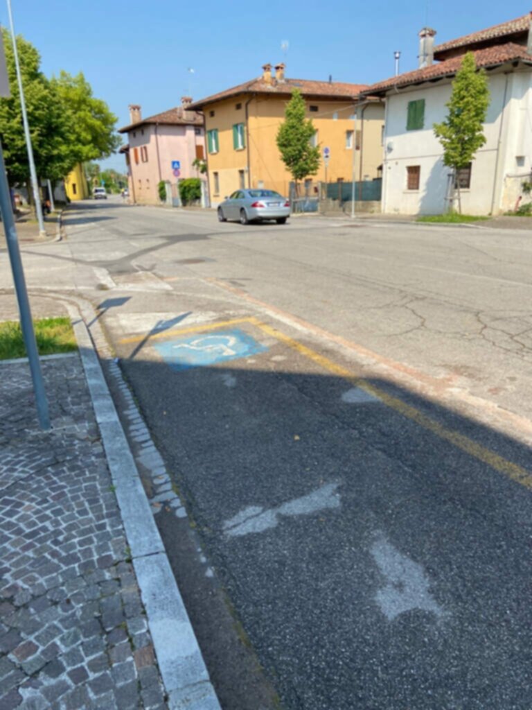 PARCHEGGIO DISABILI PUBBLICO