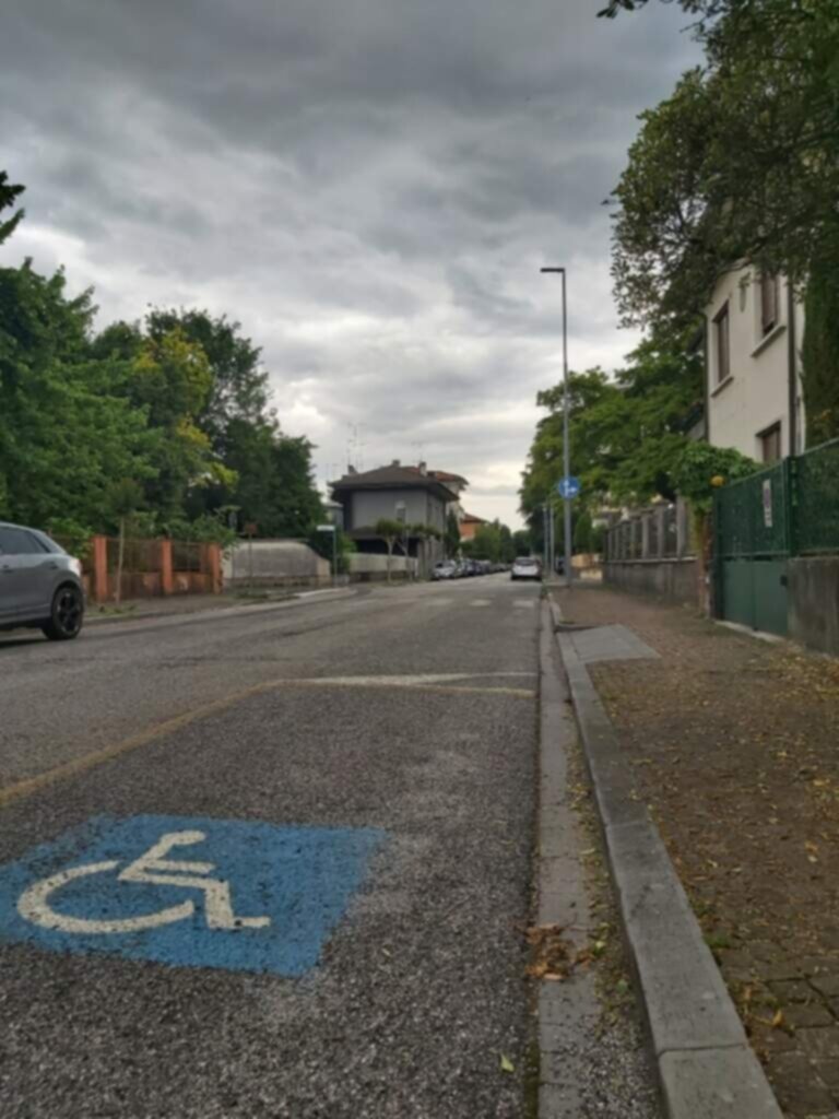 PARCHEGGIO DISABILI PUBBLICO