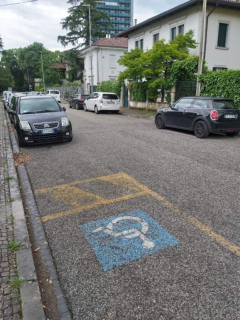 PARCHEGGIO DISABILI PUBBLICO