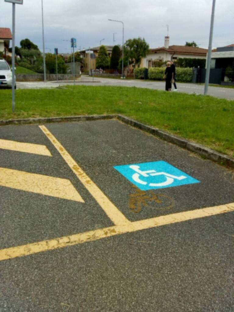 PARCHEGGIO DISABILI PUBBLICO