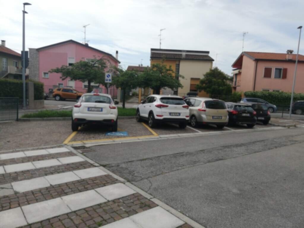 PARCHEGGIO DISABILI Pubblico scuola elementare, via firenzr