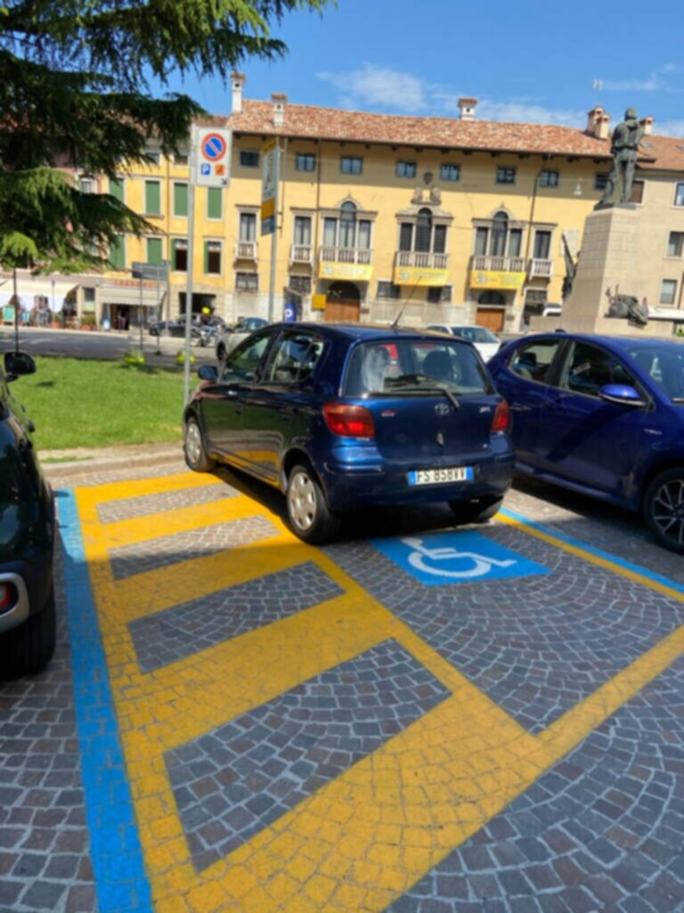 PARCHEGGIO DISABILI PUBBLICO