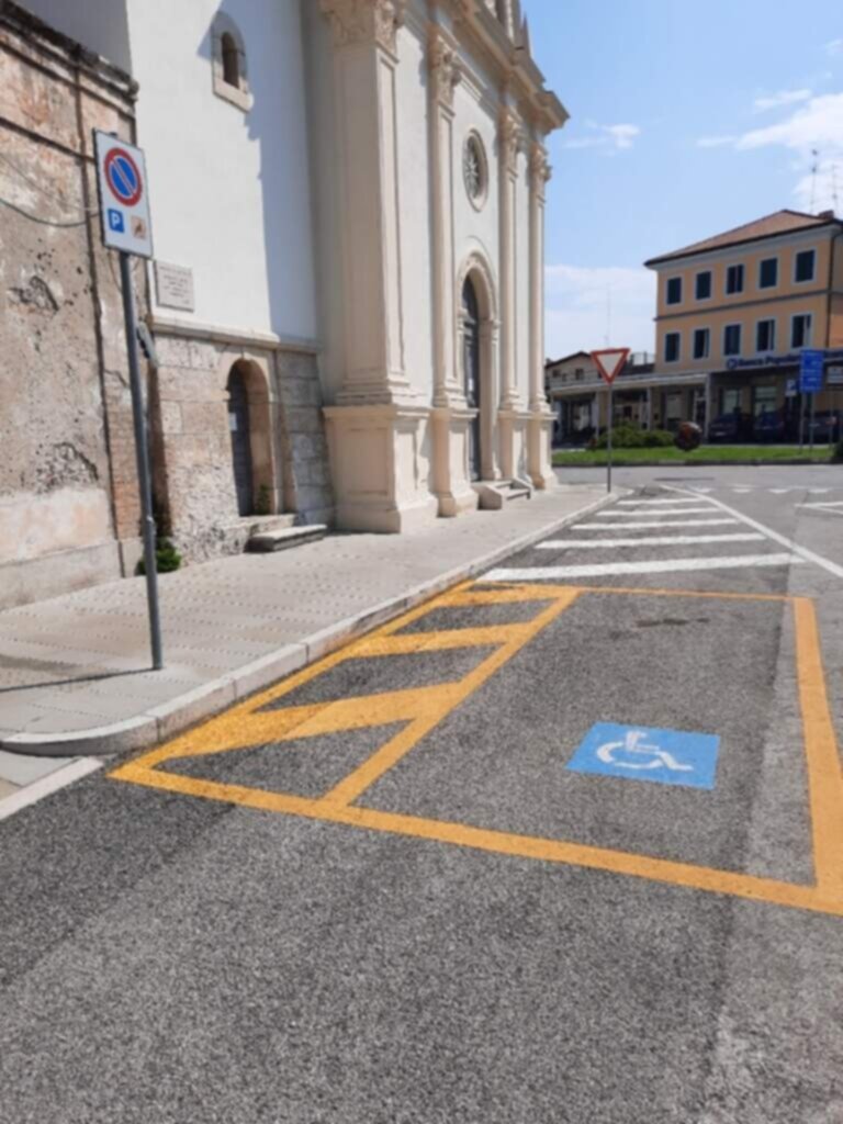 PARCHEGGIO DISABILI PUBBLICO