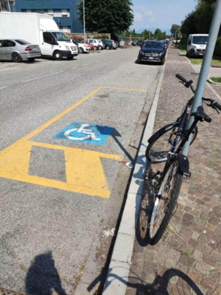 PARCHEGGIO DISABILI PUBBLICO