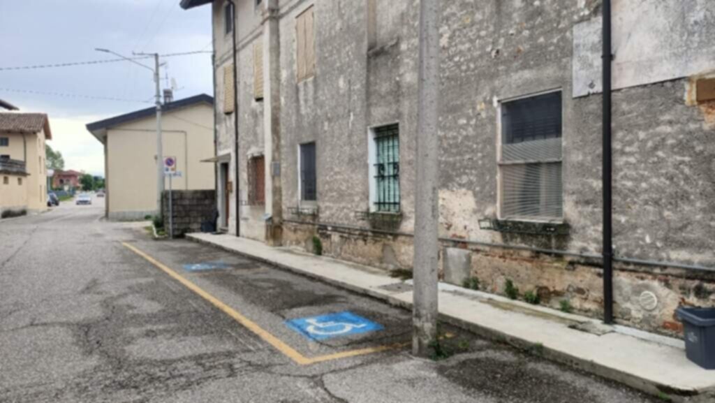 PARCHEGGIO DISABILI PUBBLICO