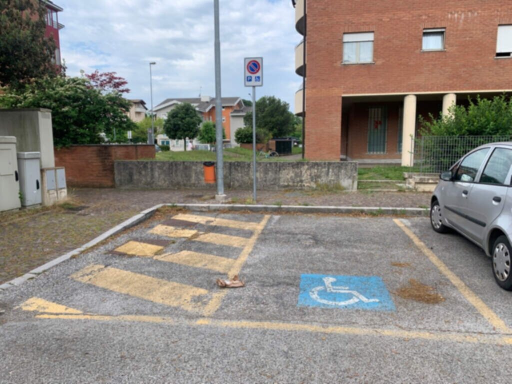 PARCHEGGIO DISABILI PUBBLICO