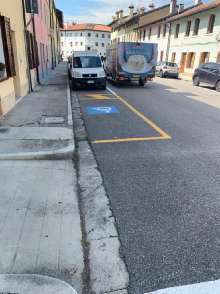 PARCHEGGIO DISABILI PUBBLICO