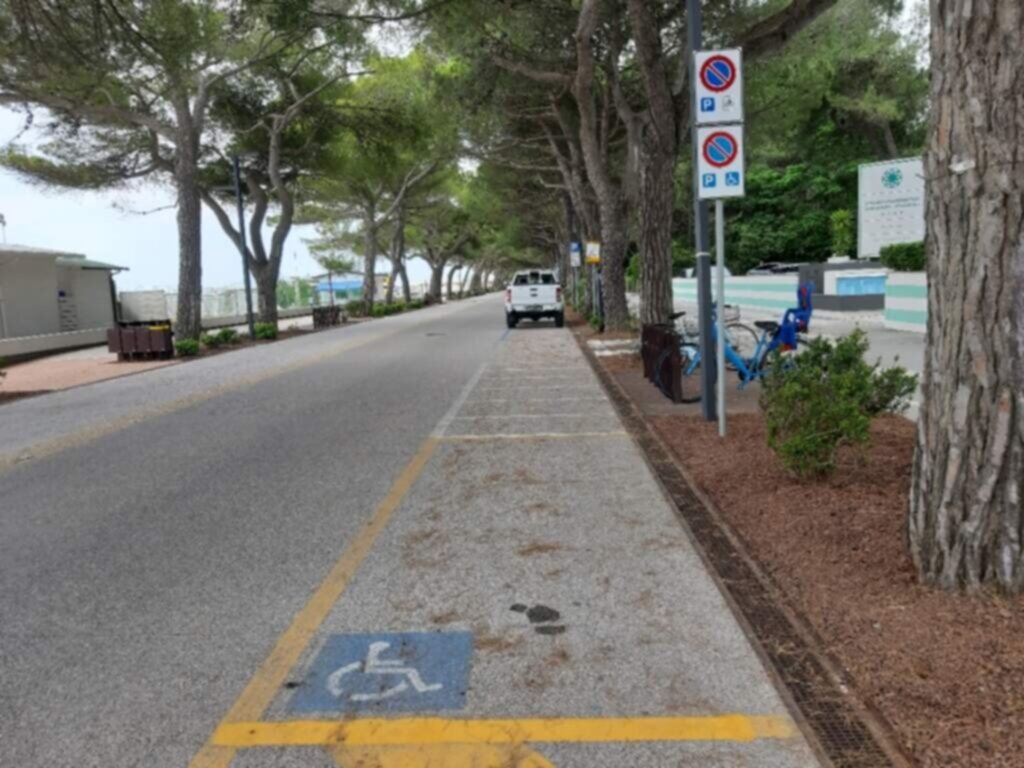 PARCHEGGIO DISABILI PUBBLICO (VIA LUNGOMARE TRIESTE) di fronte all'International beach hotel