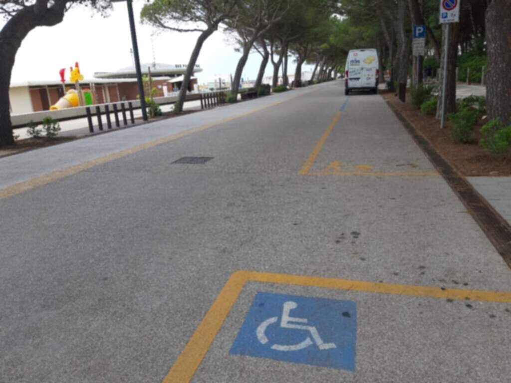 PARCHEGGIO DISABILI PUBBLICO ( VIA LUNGOMARE TRIESTE)