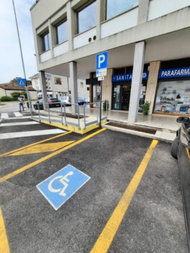 PARCHEGGIO DISABILI PUBBLICO