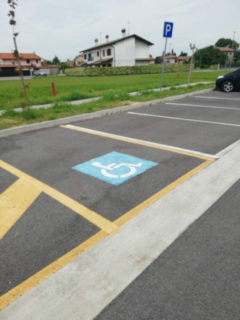 PARCHEGGIO DISABILI Pubblico via ambrosoli