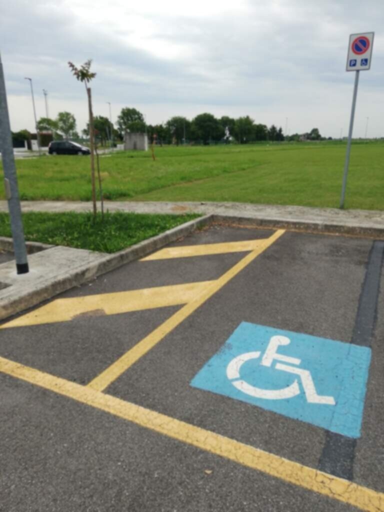 PARCHEGGIO DISABILI Pubblico via ambrosoli