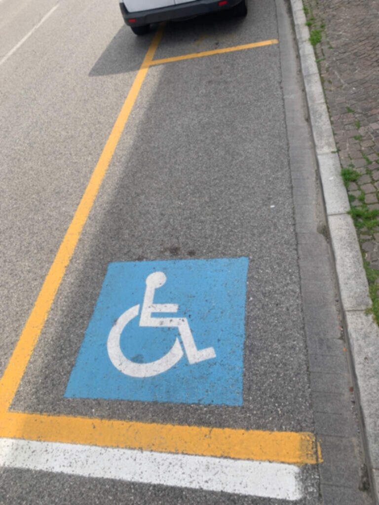 PARCHEGGIO DISABILI PUBBLICO