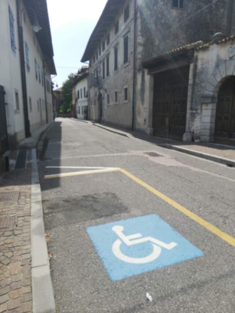 PARCHEGGIO DISABILI Pubblico via Roma fronte museo archeologico nazionale direzione