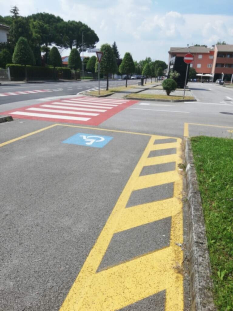 PARCHEGGIO DISABILI Pubblico piazza f.lli cervi