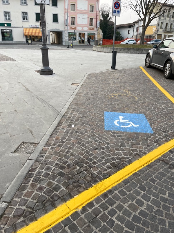 PARCHEGGIO DISABILI PUBBLICO