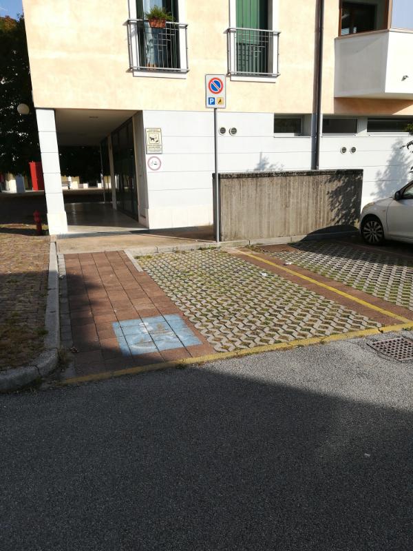 PARCHEGGIO DISABILI PUBBLICO