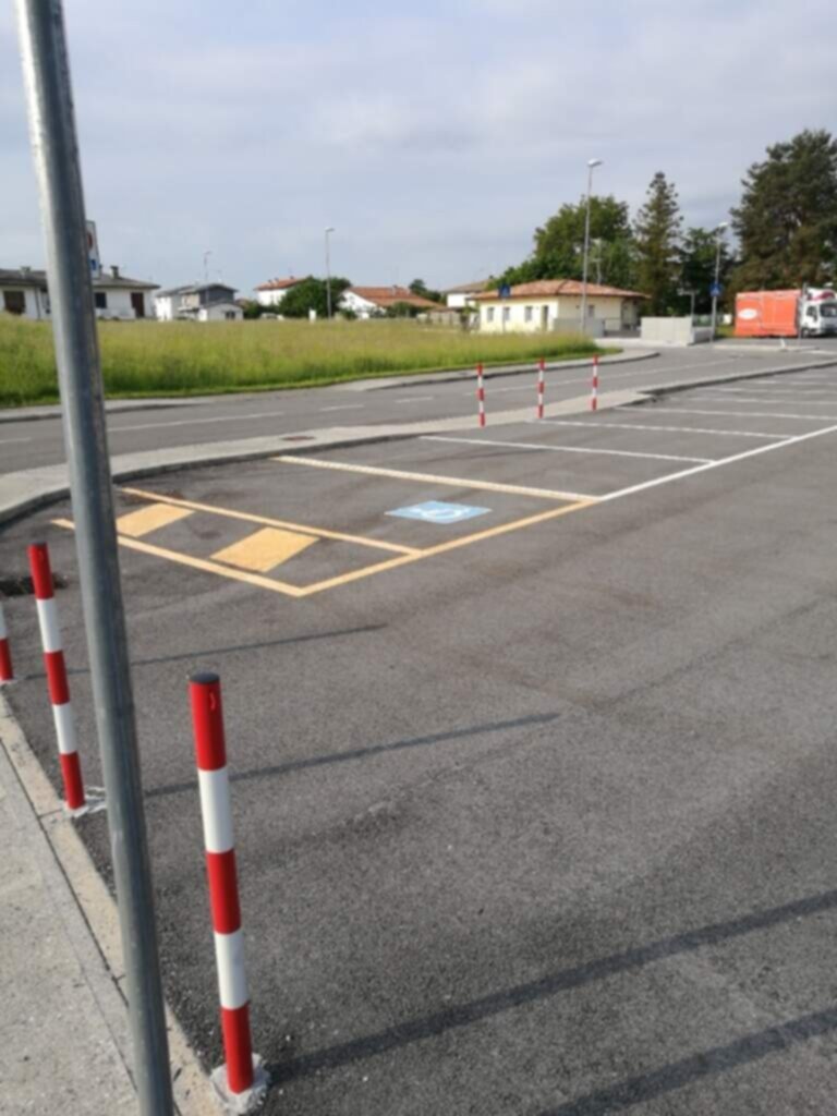 PARCHEGGIO DISABILI PUBBLICO in Via Divisione Julia (adiacente al campo sportivo)