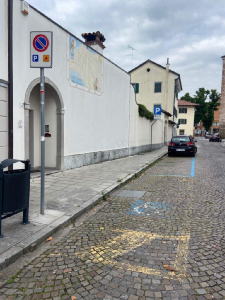 PARCHEGGIO DISABILI PUBBLICO