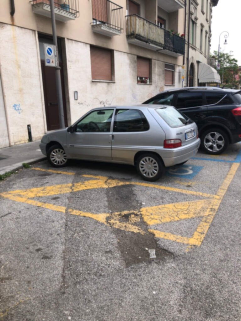 PARCHEGGIO DISABILI PUBBLICO