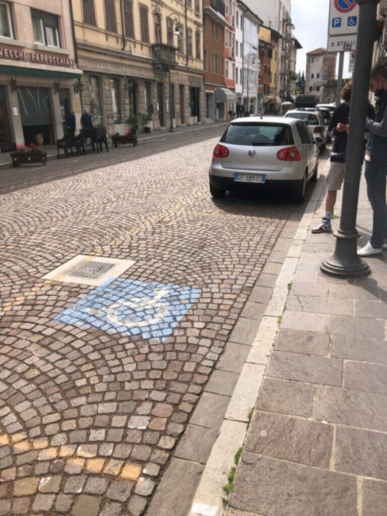 PARCHEGGIO DISABILI PUBBLICO