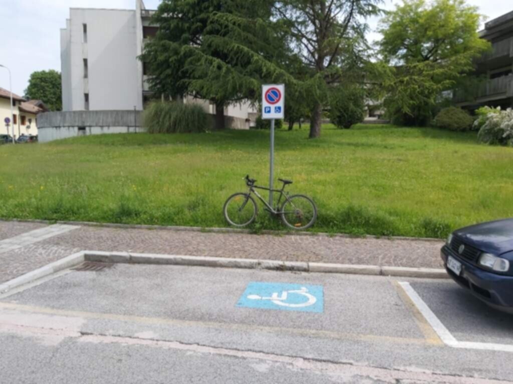 PARCHEGGIO DISABILI PUBBLICO Via Pavia