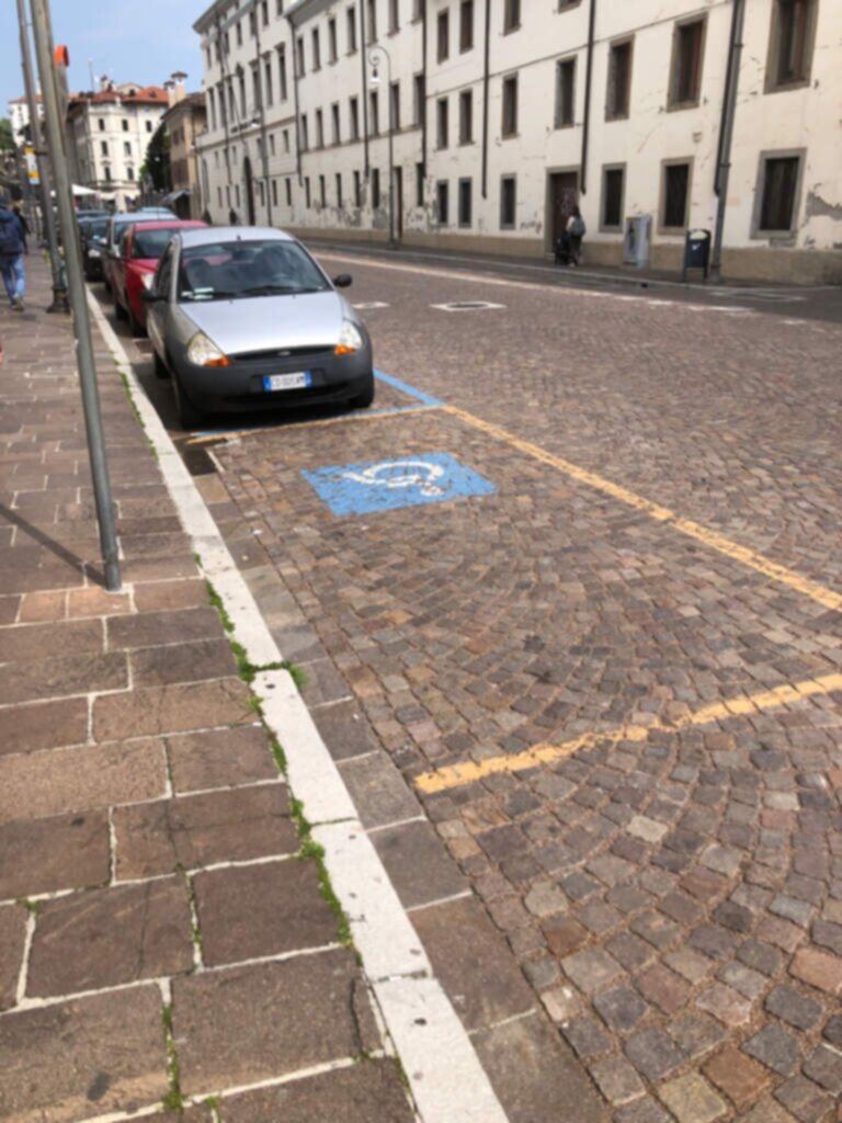 PARCHEGGIO DISABILI PUBBLICO