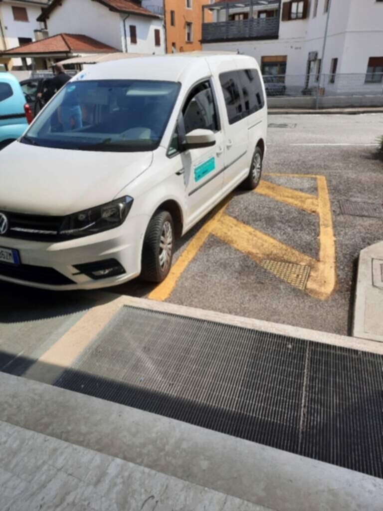 PARCHEGGIO DISABILI PUBBLICO vicolo concavo