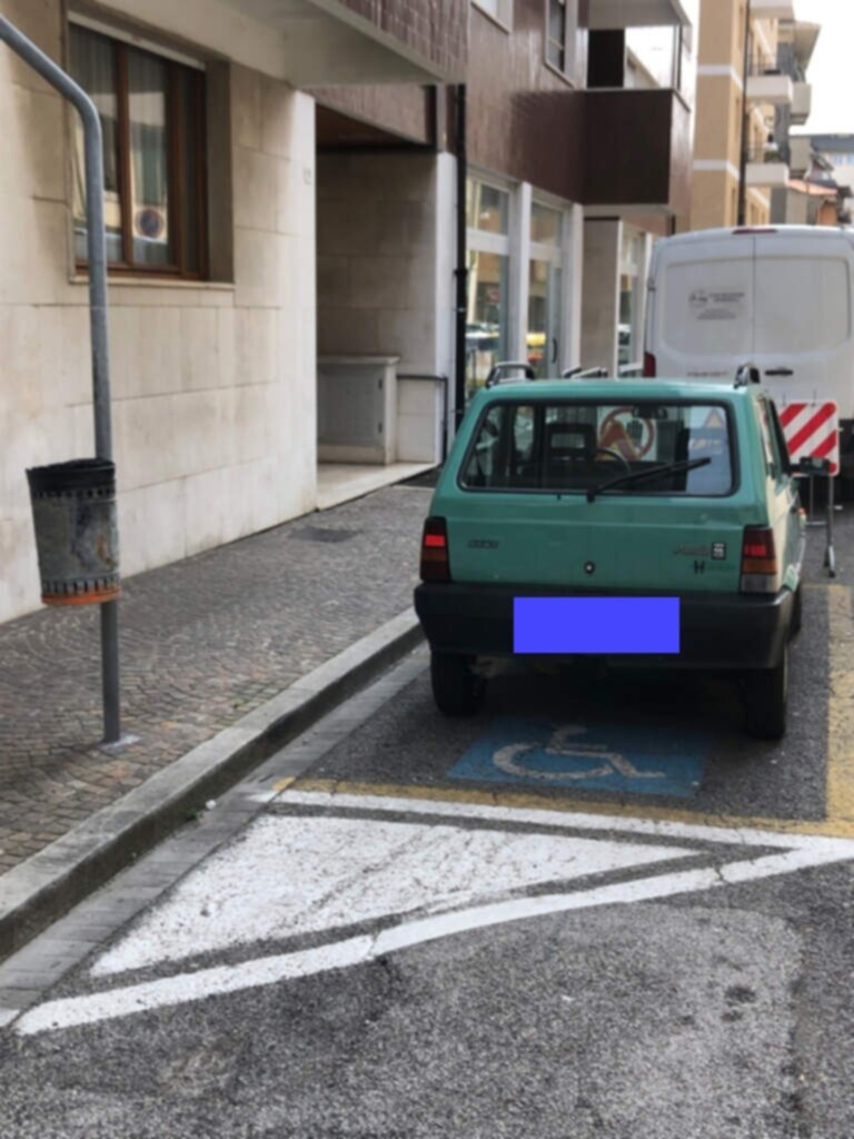 PARCHEGGIO DISABILI PUBBLICO