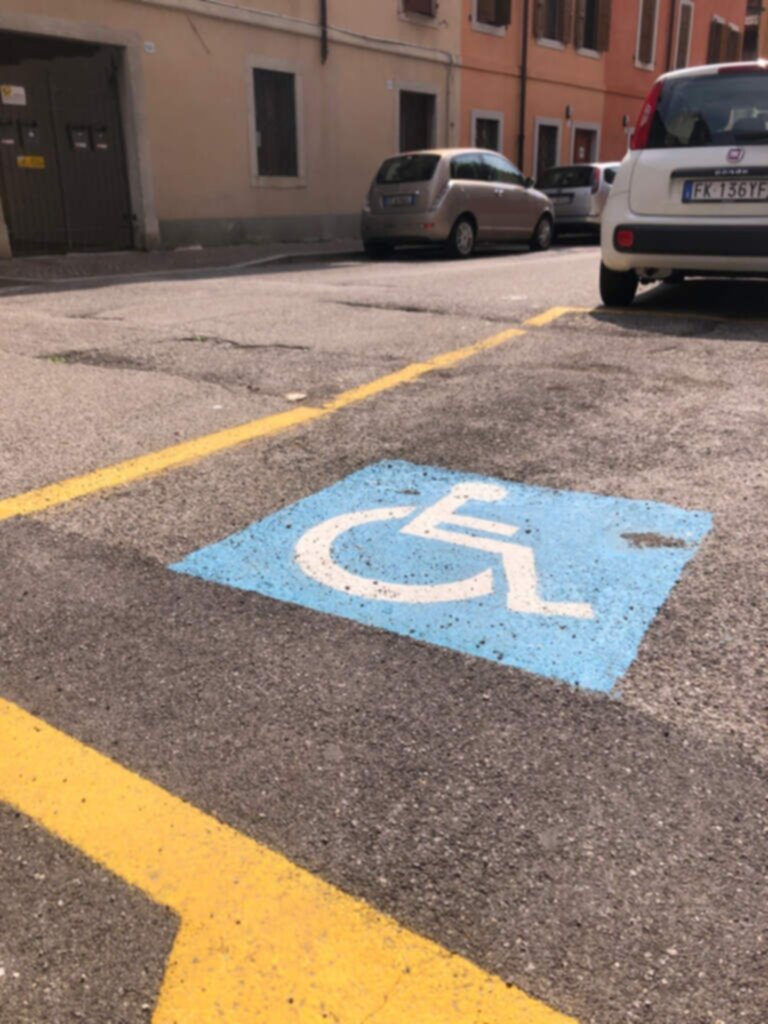 PARCHEGGIO DISABILI PUBBLICO