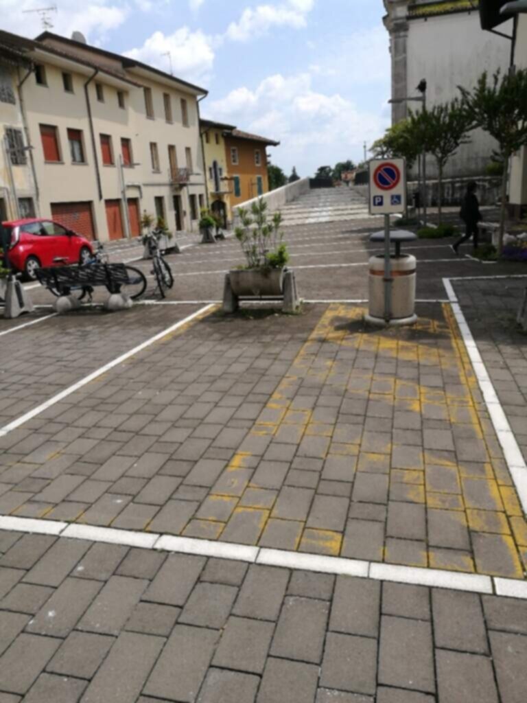 PARCHEGGIO DISABILI PUBBLICO in Via Doidis (Banca intesa San Paolo)