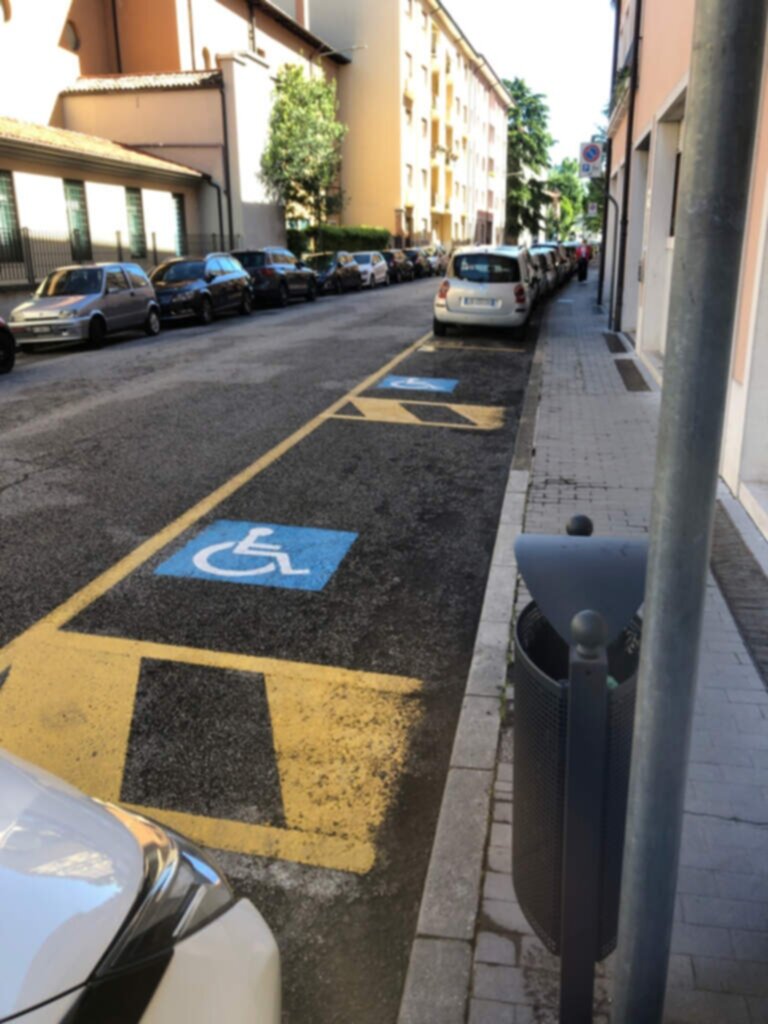 PARCHEGGIO DISABILI PUBBLICO