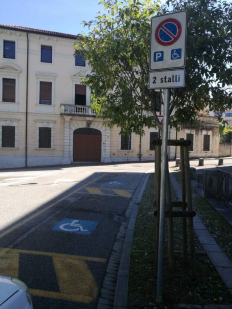 PARCHEGGIO DISABILI PUBBLICO in Piazza I Maggio