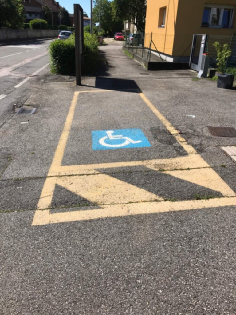 PARCHEGGIO DISABILI PUBBLICO