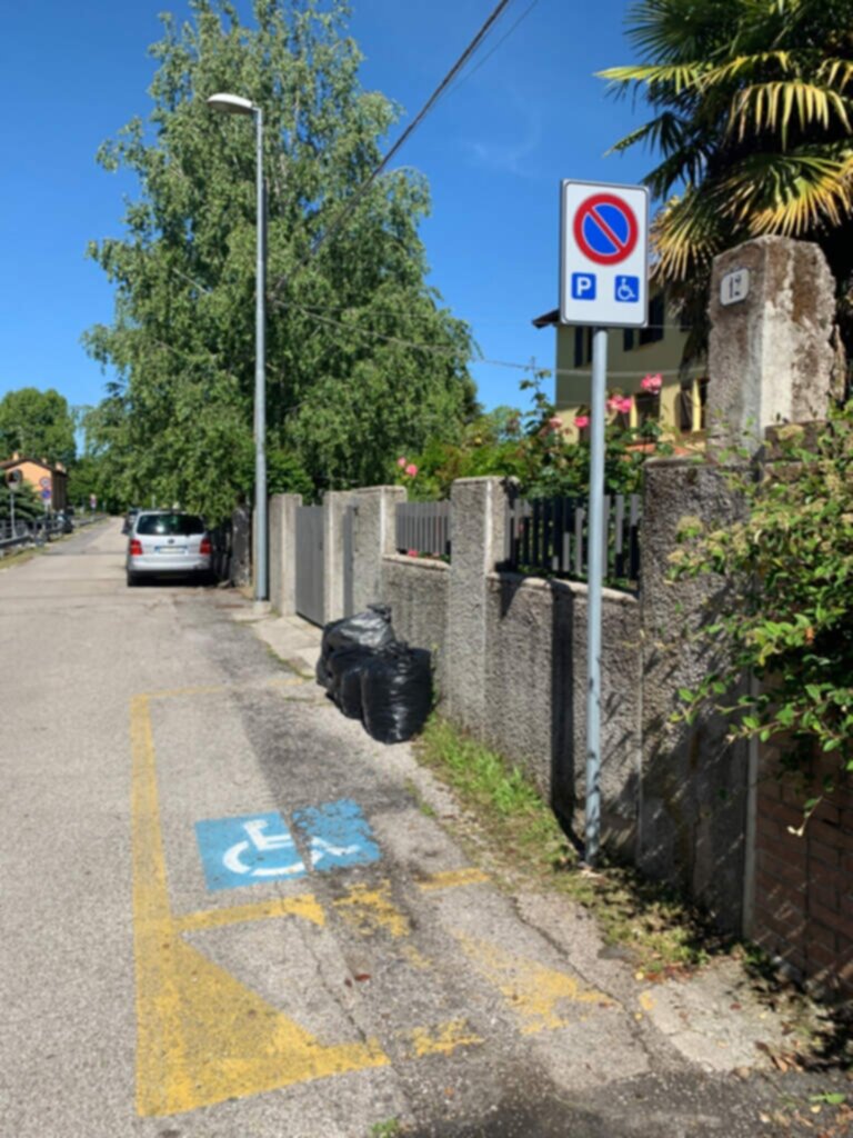 PARCHEGGIO DISABILI PUBBLICO