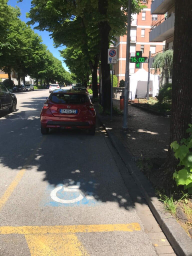 PARCHEGGIO DISABILI PUBBLICO