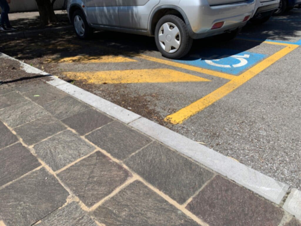 PARCHEGGIO DISABILI PUBBLICO