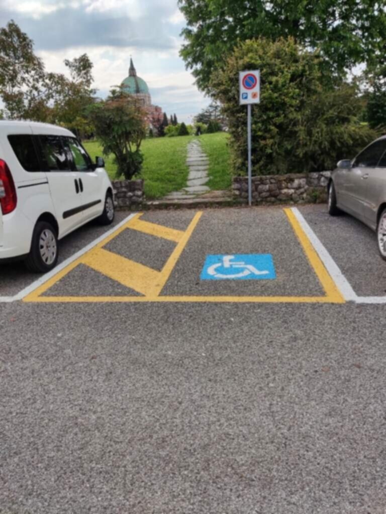 PARCHEGGIO DISABILI PUBBLICO