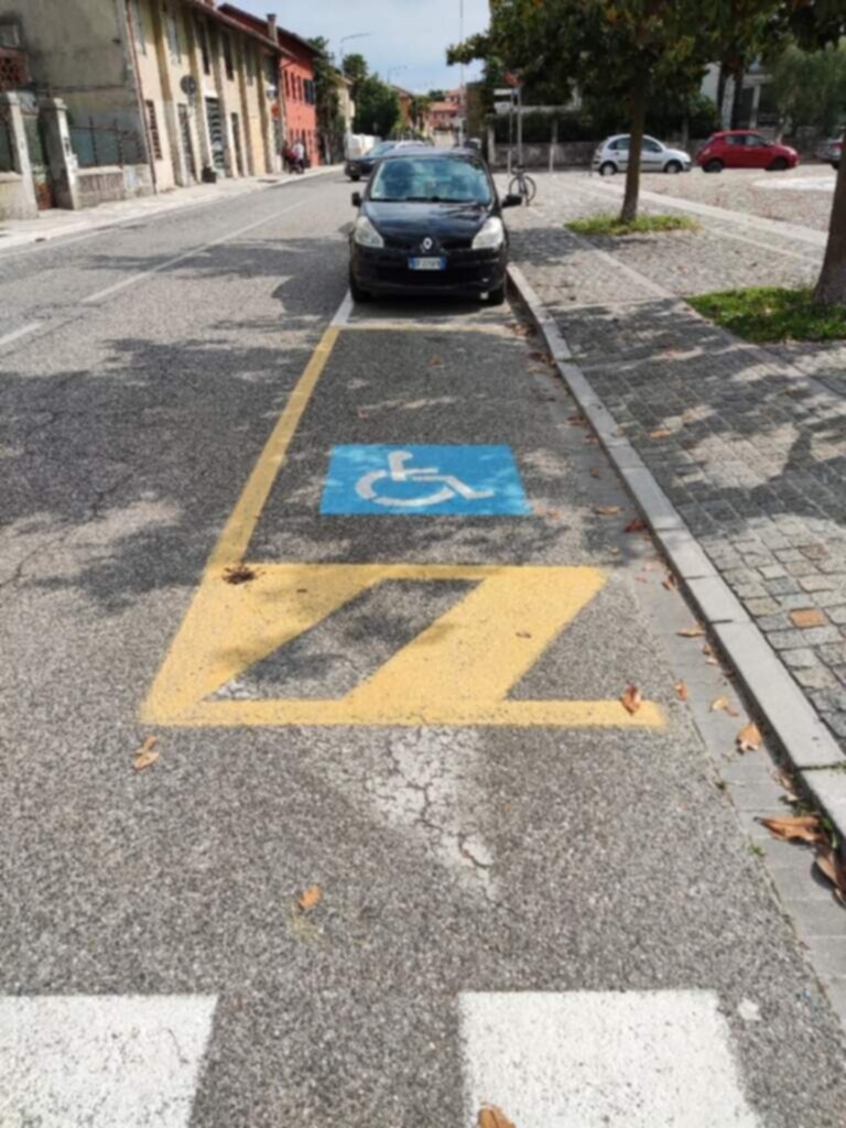 PARCHEGGIO DISABILI PUBBLICO